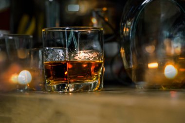 Barmen viski ikram ediyor, ahşap barda., 