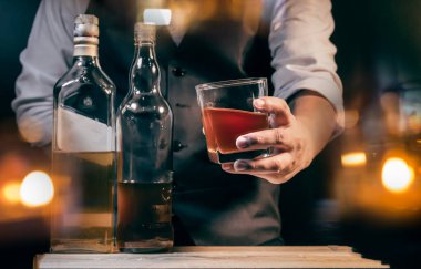 Barmen viski ikram ediyor, ahşap barda., 