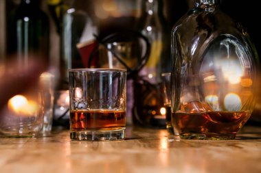 Barmen viski ikram ediyor, ahşap barda.,