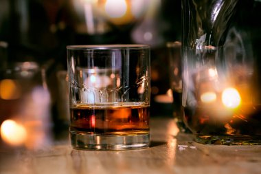 Barmen viski ikram ediyor, ahşap barda.,