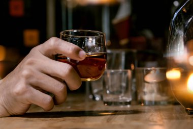 Barmen viski ikram ediyor, ahşap barda.,