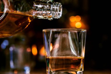 Barmen viski ikram ediyor, ahşap barda.,