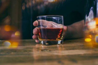 Barmen viski ikram ediyor, ahşap barda.,