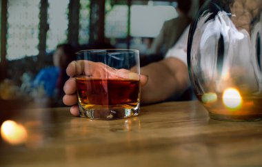 Barmen viski ikram ediyor, ahşap barda.,