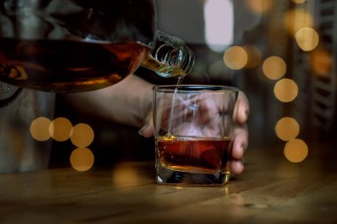 Barmen viski ikram ediyor, ahşap barda.,