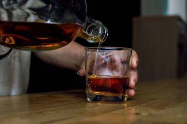 Barmen viski ikram ediyor, ahşap barda.,