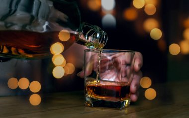 Barmen viski ikram ediyor, ahşap barda.,