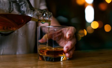Barmen viski ikram ediyor, ahşap barda.,