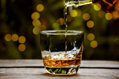 Barmen viski ikram ediyor, ahşap barda.,