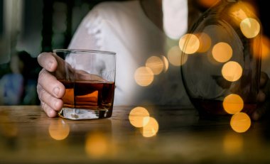 Barmen viski ikram ediyor, ahşap barda.,