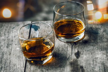 Barmen viski ikram ediyor, ahşap barda.,