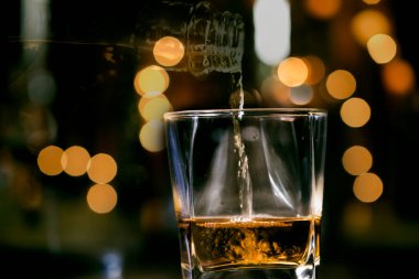 Barmen viski ikram ediyor, ahşap barda.,