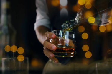 Barmen viski ikram ediyor, ahşap barda.,