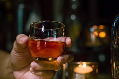 Barmen viski ikram ediyor, ahşap barda.,