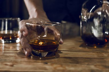 Barmen viski ikram ediyor, ahşap barda., 