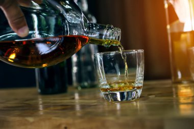 Barmen viski ikram ediyor, ahşap barda., 