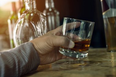 Barmen viski ikram ediyor, ahşap barda., 