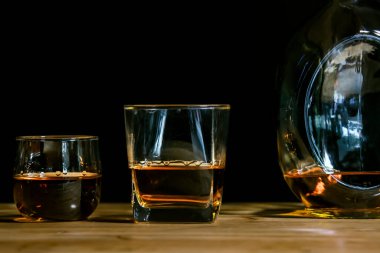 Barmen viski ikram ediyor, ahşap barda., 