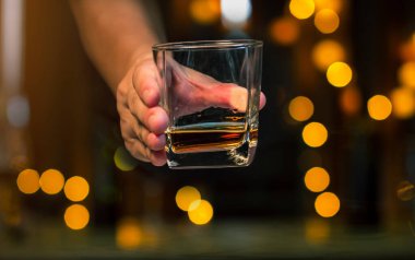 Barmen viski ikram ediyor, ahşap barda., 