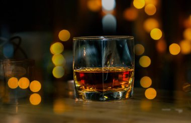 Barmen viski ikram ediyor, ahşap barda., 