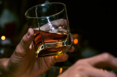 Barmen viski ikram ediyor, ahşap barda., 