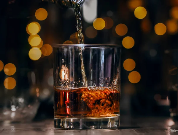 Barmen viski ikram ediyor, ahşap barda., 