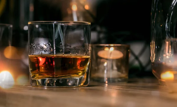 Barman Służyć Whisky Drewnianym Barze — Zdjęcie stockowe