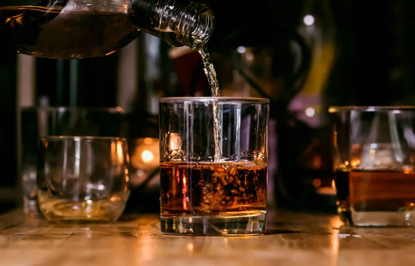 Barmen viski ikram ediyor, ahşap barda.,