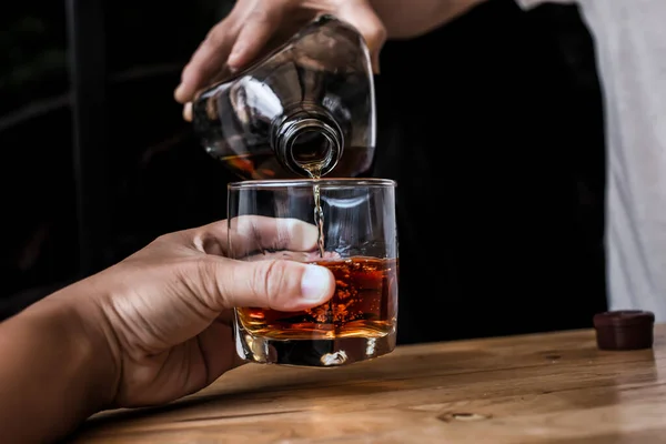 Barista Servire Whiskey Barra Legno — Foto Stock