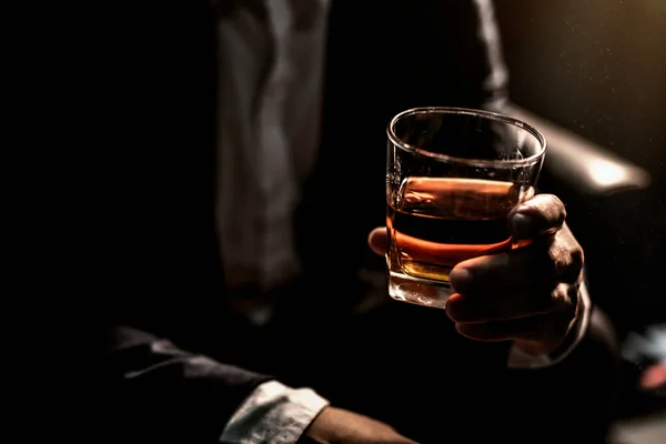 Biznesmeni Bliska Trzymający Szklankę Whisky — Zdjęcie stockowe