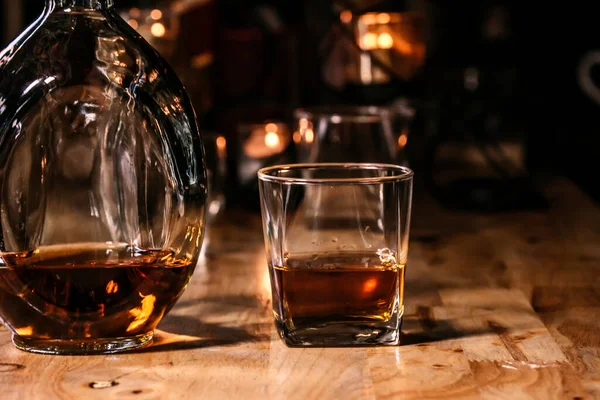 Barman Służyć Whisky Drewnianym Barze — Zdjęcie stockowe