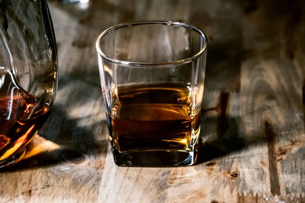 Barista Servire Whiskey Barra Legno — Foto Stock