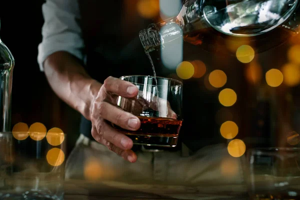 Barman Serve Whiskey Houten Staaf — Stockfoto