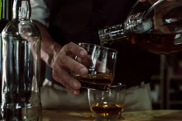 Bartender Serve Whiskey Wood Bar — Stock Photo, Image