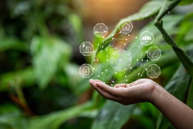 Çevre simgeleriyle el ele tutuşan teknoloji, yeşil arkaplanda Ağ bağlantısı üzerinden. 