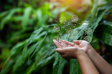 Çevre simgeleriyle el ele tutuşan teknoloji, yeşil arkaplanda Ağ bağlantısı üzerinden. 