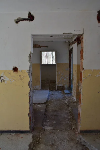 Interior Edifício Abandonado Danificado Num Dia Ensolarado Escombros Ruínas — Fotografia de Stock