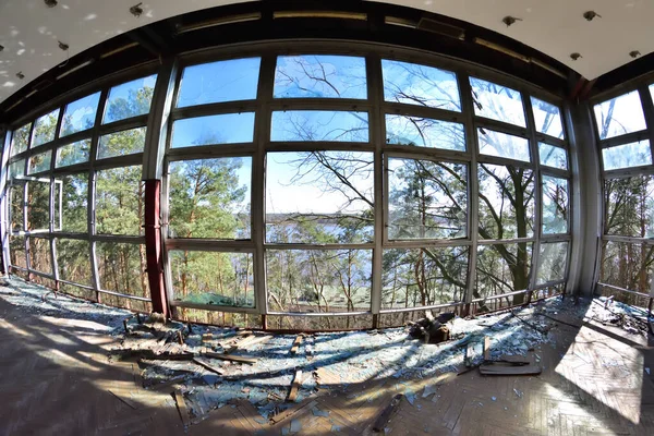 Interior Edifício Abandonado Danificado Num Dia Ensolarado Escombros Ruínas — Fotografia de Stock