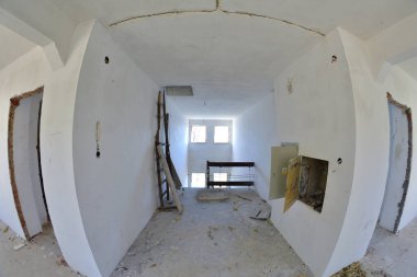 Güneşli bir günde terk edilmiş ve hasar görmüş bir binanın içinde. Enkaz ve harabeler.