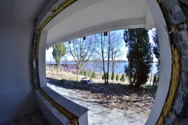Güneşli bir günde terk edilmiş ve hasar görmüş bir binanın içinde. Enkaz ve harabeler.