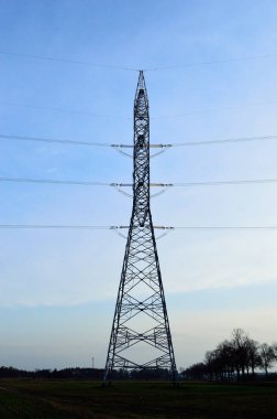 Yüksek voltajlı kabloları olan kule içeriden görülüyor..