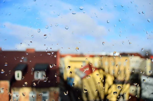 雨点落在玻璃上 在模糊的背景房子里 — 图库照片