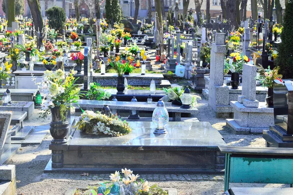 Katolik mezarlığında mezarlar ve çiçekler.