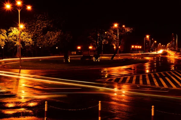 Yağmurda gece yol ayrımı