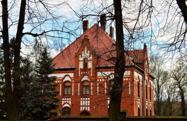 Mavi gökyüzünde çatıları olan şehir binaları.