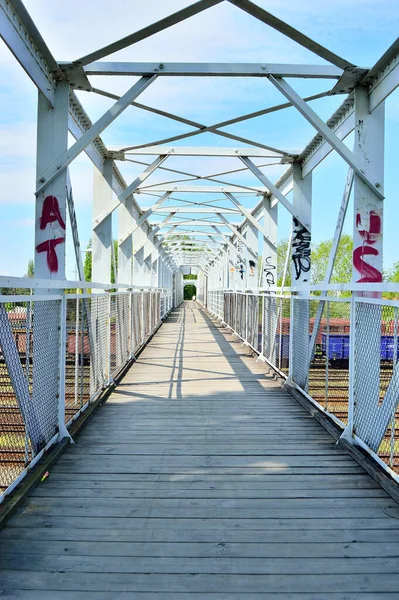 Metalowa Konstrukcja Mostu Pomalowana Biało Niebie Chmurami — Zdjęcie stockowe