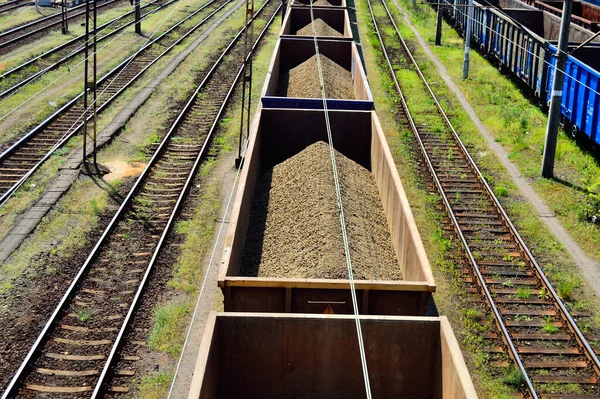 Vasúti Kocsik Rakománnyal Síneken Vasúti Infrastruktúra Sínek Rudak Vontatás — Stock Fotó