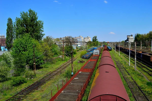 Eisenbahnwaggons Mit Ladung Auf Den Gleisen Eisenbahninfrastruktur Schienen Masten Traktion — Stockfoto