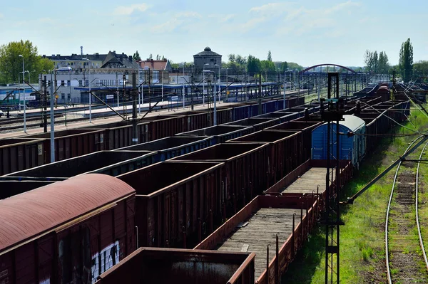 Järnvägsvagnar Med Last Spår Järnvägsinfrastruktur Räls Stolpar Dragkraft — Stockfoto