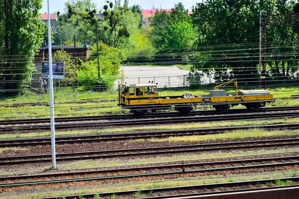 Železniční Infrastruktura Letní Den Kolejnice Kolejnice Dráty Semafory — Stock fotografie